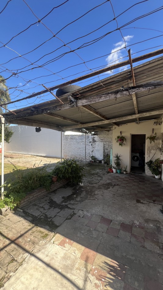 Increible casa en venta en Alberti 2600 2 dorm