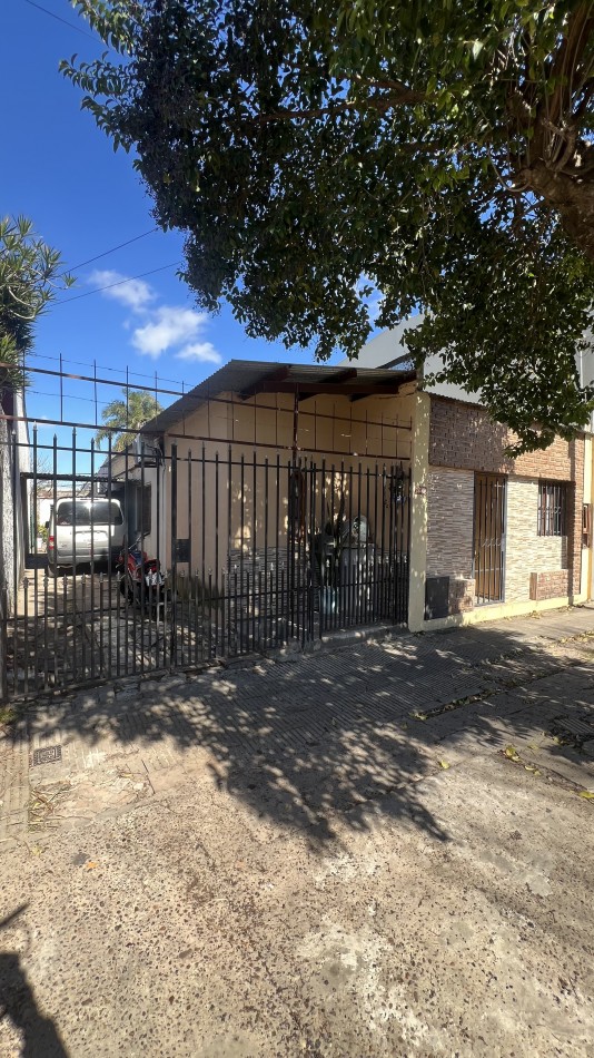 Increible casa en venta en Alberti 2600 2 dorm